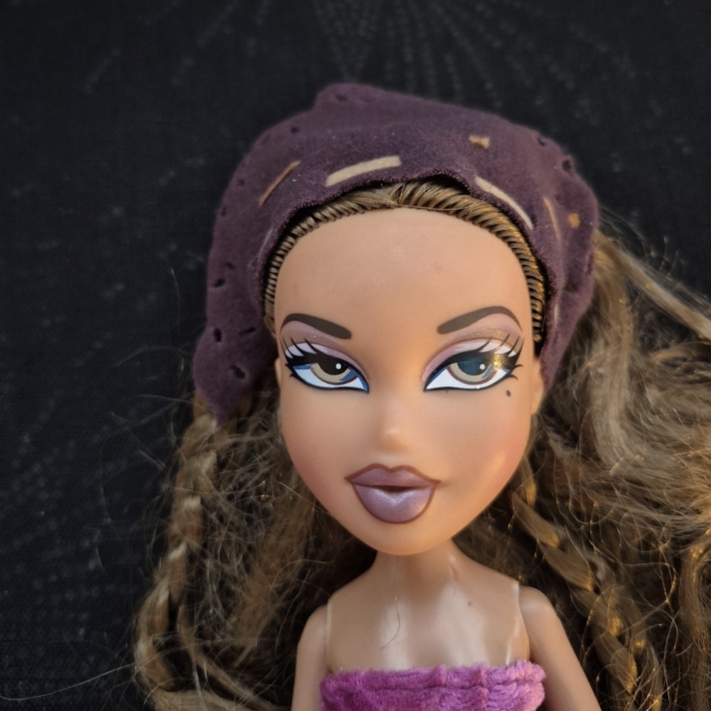 Yasmin Bratz Doll 2001 With Bandana - Picture 2 of 10
